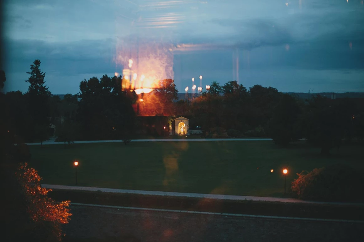 Hochzeitslocation: Schloss Grafenegg in der Abenddämmerung. - Schloss Grafenegg