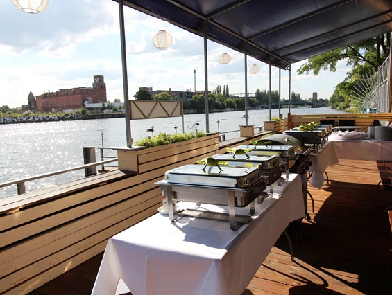 Hochzeitslocation: Das Buffet ist auch auf der Spreeterrasse möglich - ALVA Lounge