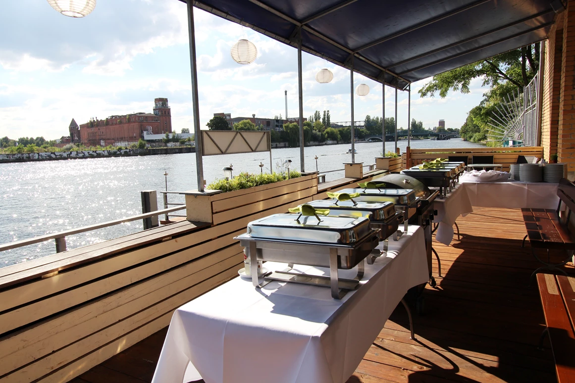 Hochzeitslocation: Das Buffet ist auch auf der Spreeterrasse möglich - ALVA Lounge
