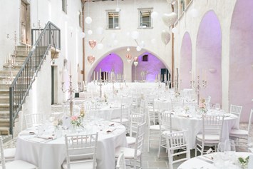 Hochzeitslocation: Romantische Dekoration in unserem Innenhof - Schloss Maretsch