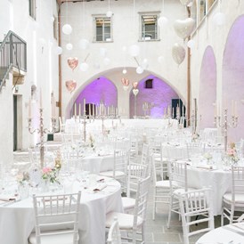 Hochzeitslocation: Romantische Dekoration in unserem Innenhof - Schloss Maretsch