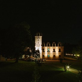 Hochzeitslocation: Das Schloss Hernstein bei Nacht.
Foto © thomassteibl.com - Schloss Hernstein
