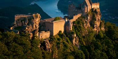Winterhochzeit - Karlstetten - Der Sonnenuntergang auf der Burg Aggstein bringt das Brautkleid nochmal in einem ganz neuen Licht zum Erstrahlen. - Burgruine Aggstein