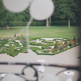 Hochzeitslocation: Verstohlene Blicke in die wunderschöne Gartenanlage des Schloss Niederweiden.
Foto © thomassteibl.com - Schloss Niederweiden