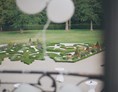 Hochzeitslocation: Verstohlene Blicke in die wunderschöne Gartenanlage des Schloss Niederweiden.
Foto © thomassteibl.com - Schloss Niederweiden