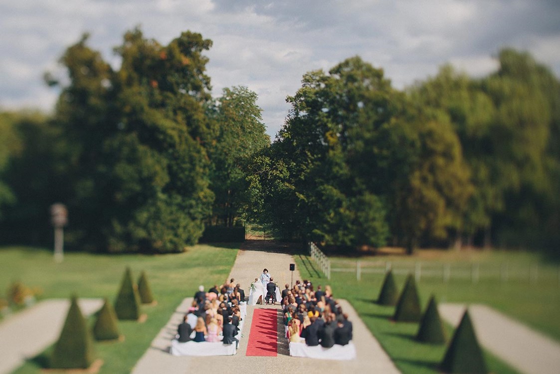 Hochzeitslocation: Wie wärs mit einer Hochzeit im Garten? Die Gartenanlage des Schloss Niederweiden heißt Sie herzlich willkommen.
Foto © thomassteibl.com - Schloss Niederweiden