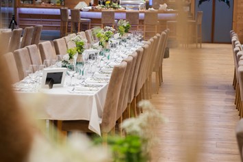 Hochzeitslocation: Der Festsaal mit angeschlossenem Barbereich bietet Platz für bis zu 220 Hochzeitsgäste. - Hotel & Restaurant Gambswirt