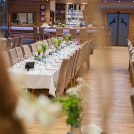 Hochzeitslocation: Der Festsaal mit angeschlossenem Barbereich bietet Platz für bis zu 220 Hochzeitsgäste. - Hotel & Restaurant Gambswirt