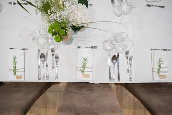 Hochzeitslocation: Eine Hochzeitstafel im individuellen Weddingdesign – stimmungsvolles Ambiente für Ihr Hochzeitsfest. - Hotel & Restaurant Gambswirt