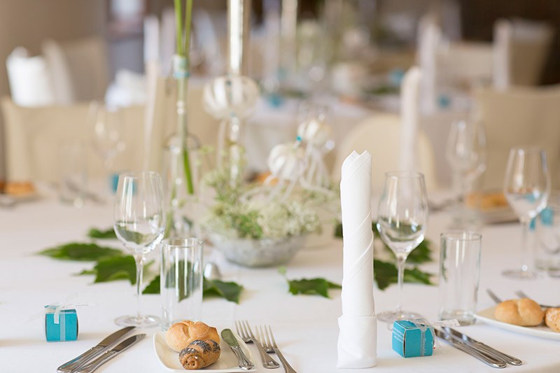 Hochzeitslocation: Liebevoll geschmückte Tische laden zum Verweilen.
Foto © sandragehmair.com - Burnerhof