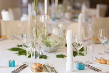 Hochzeitslocation: Liebevoll geschmückte Tische laden zum Verweilen.
Foto © sandragehmair.com - Burnerhof