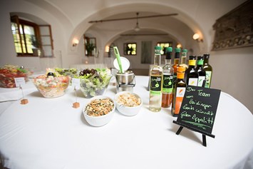 Hochzeitslocation: Salatbuffet im Burnerhof.
Foto © sandragehmair.com - Burnerhof