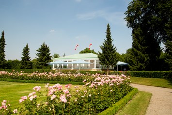 Hochzeitslocation: Der Pavillon von Landtmann's Jausen Station mit Blick über den Rosengarten im Schlosspark Schönbrunn - Landtmann's Jausen Station