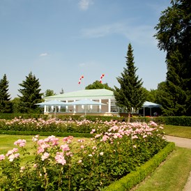 Hochzeitslocation: Der Pavillon von Landtmann's Jausen Station mit Blick über den Rosengarten im Schlosspark Schönbrunn - Landtmann's Jausen Station