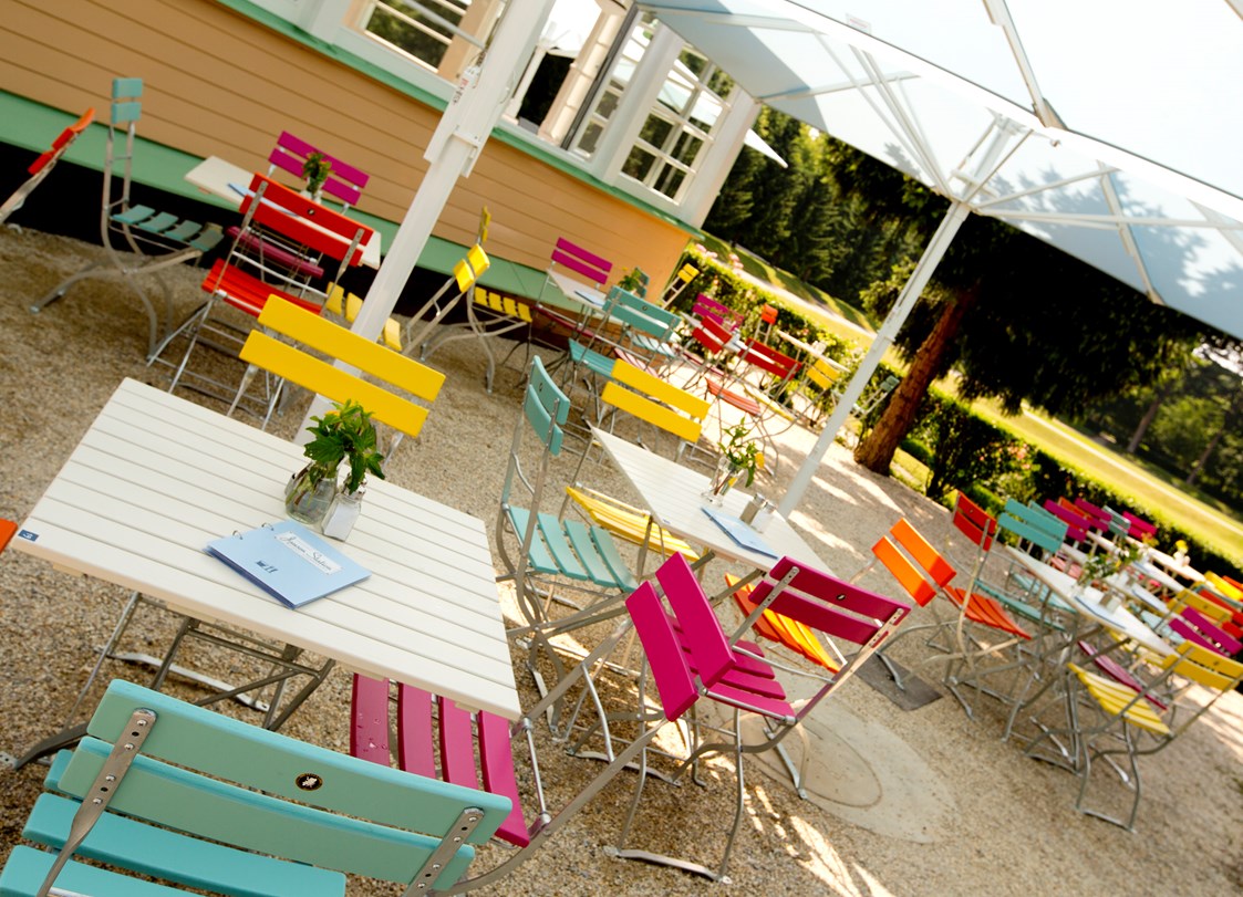 Hochzeitslocation: Die bunten Stühle auf der Terrasse laden ein Platz zu nehmen! - Landtmann's Jausen Station