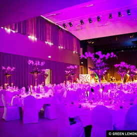 Hochzeitslocation: Festliche Abendstimmung bei einer Hochzeit in der Kitzmantelfabrik in Vorchdorf. - Kitzmantelfabrik Vorchdorf