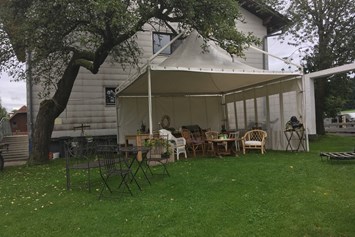 Hochzeitslocation: Der Pavillon schützt vor Regen. - Oida Voda - Das Leben ist schön!