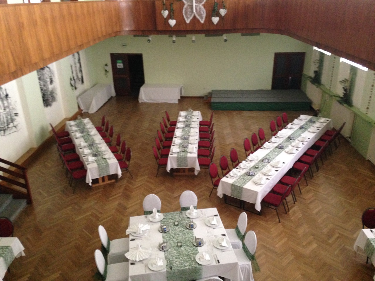 Winterhochzeit - Umgebung: in den Bergen - Beispiel Hochzeitssetup Festsaal - AKTIVHOTEL Weisser Hirsch