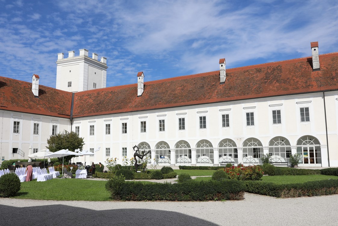 Hochzeitslocation: Freie Trauung im Garten - Schloss Ennsegg