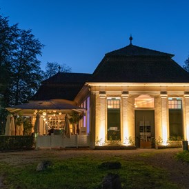 Hochzeitslocation: Abendstimmung in der Orangerie im Schlosspark Steyr. - Orangerie Steyr