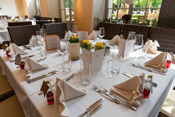 Hochzeitslocation: Die Orangerie im Schlosspark Steyr bietet eckige Tische für 8 Hochzeitsgäste. - Orangerie Steyr