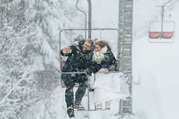 Hochzeitslocation: Romantisch mit dem Sessellift zur Trauung. - Rufana Alp
