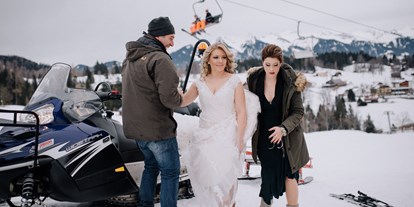Winterhochzeit - Hunde erlaubt - Die Braut kommt mit dem Skidoo - Rufana Alp