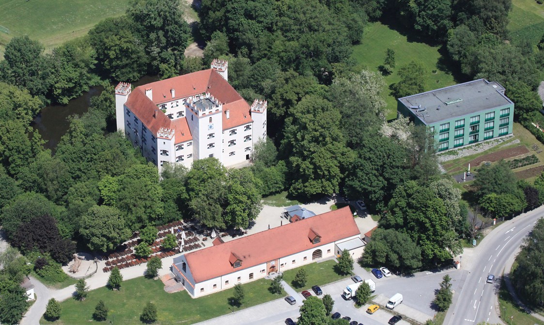 Hochzeitslocation: Luftbild Schloss Mariakirchen mit vorgelagerter Hausbrauerei und modernem Schlossparkhotel - Schloss Mariakirchen