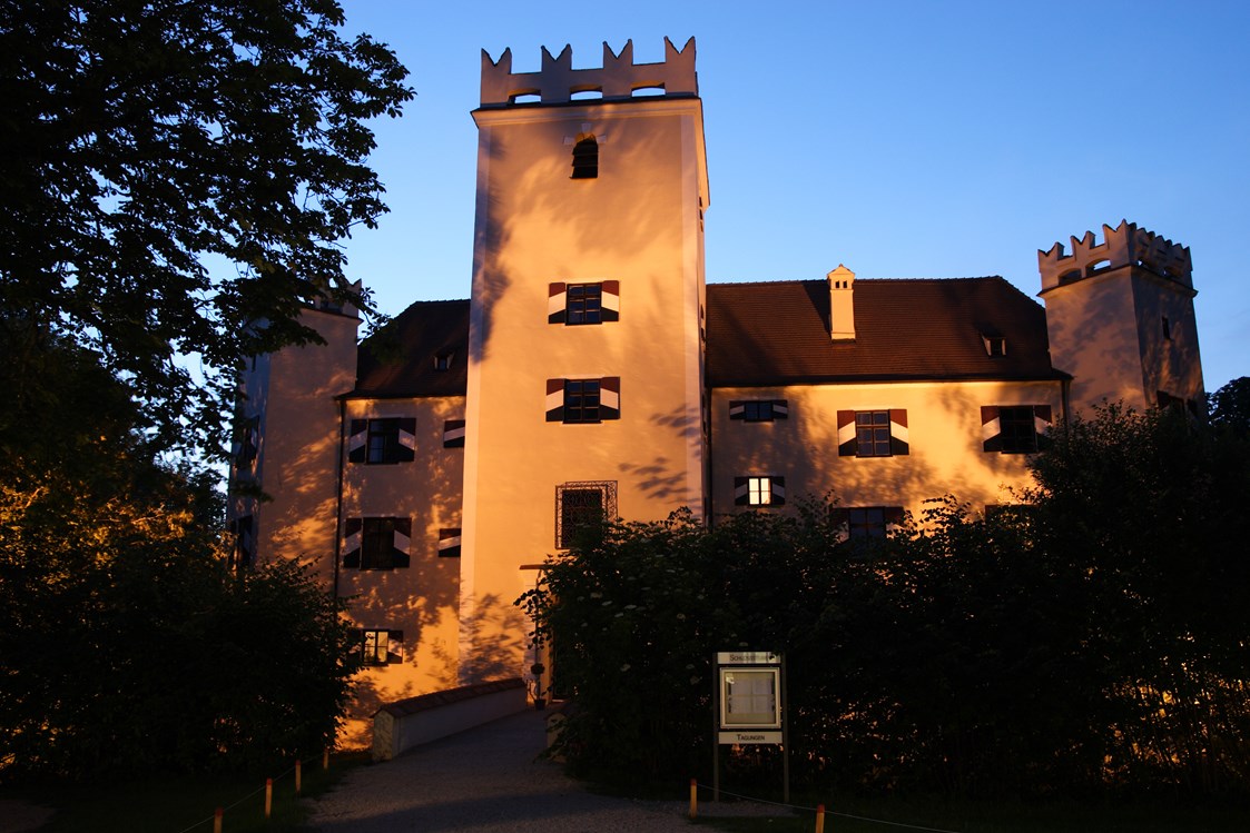 Hochzeitslocation: Schloss bei Dämmerung - Schloss Mariakirchen
