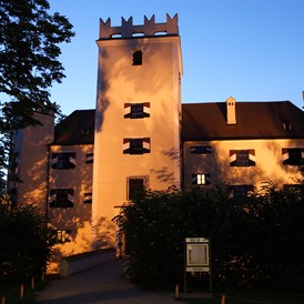 Hochzeitslocation: Schloss bei Dämmerung - Schloss Mariakirchen