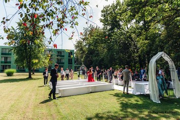 Hochzeitslocation: Freikirchliche Trauung im Schlosspark - Schloss Mariakirchen