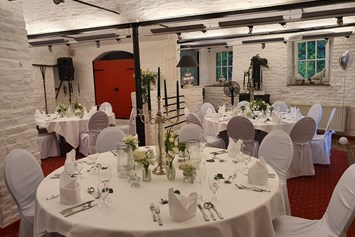 Hochzeitslocation: Hochzeitsfeier in der Stallung - Landhaus Danielshof