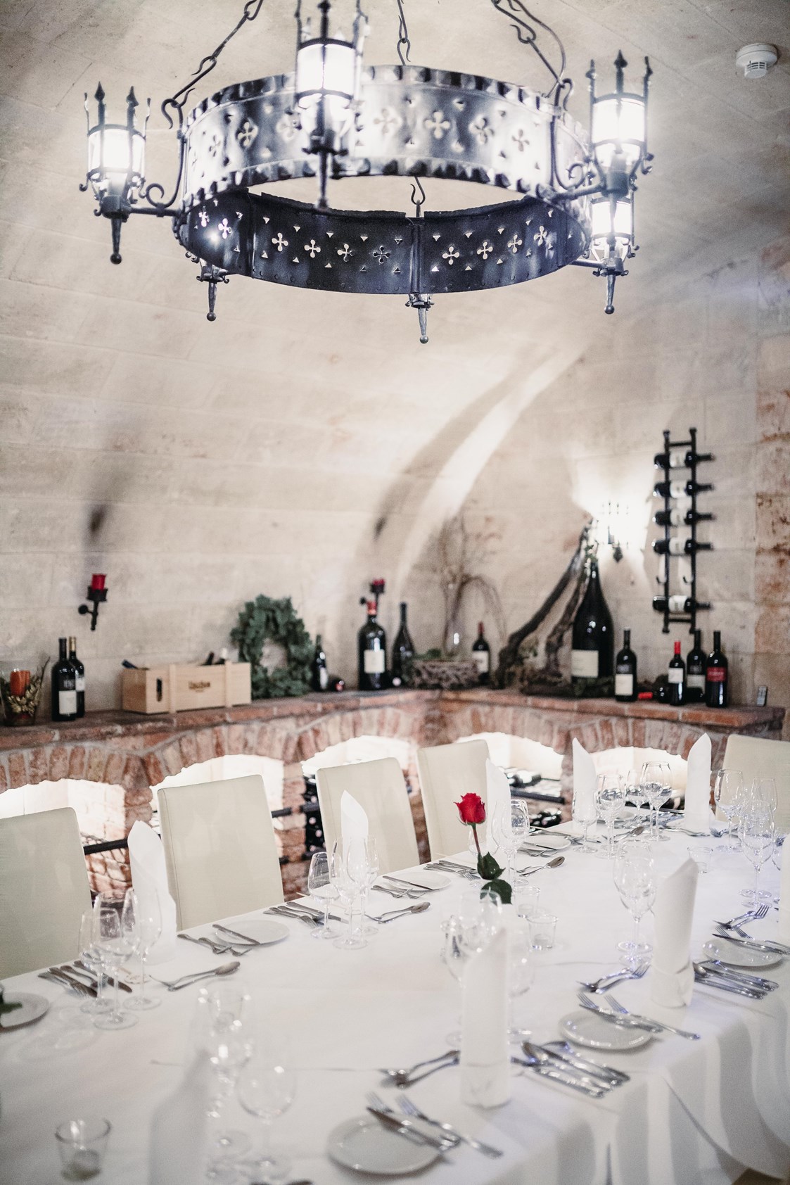 Hochzeitslocation: Eine Hochzeitstafel im hauseigenen Weinkeller VITAKELLA. - VILA VITA Pannonia