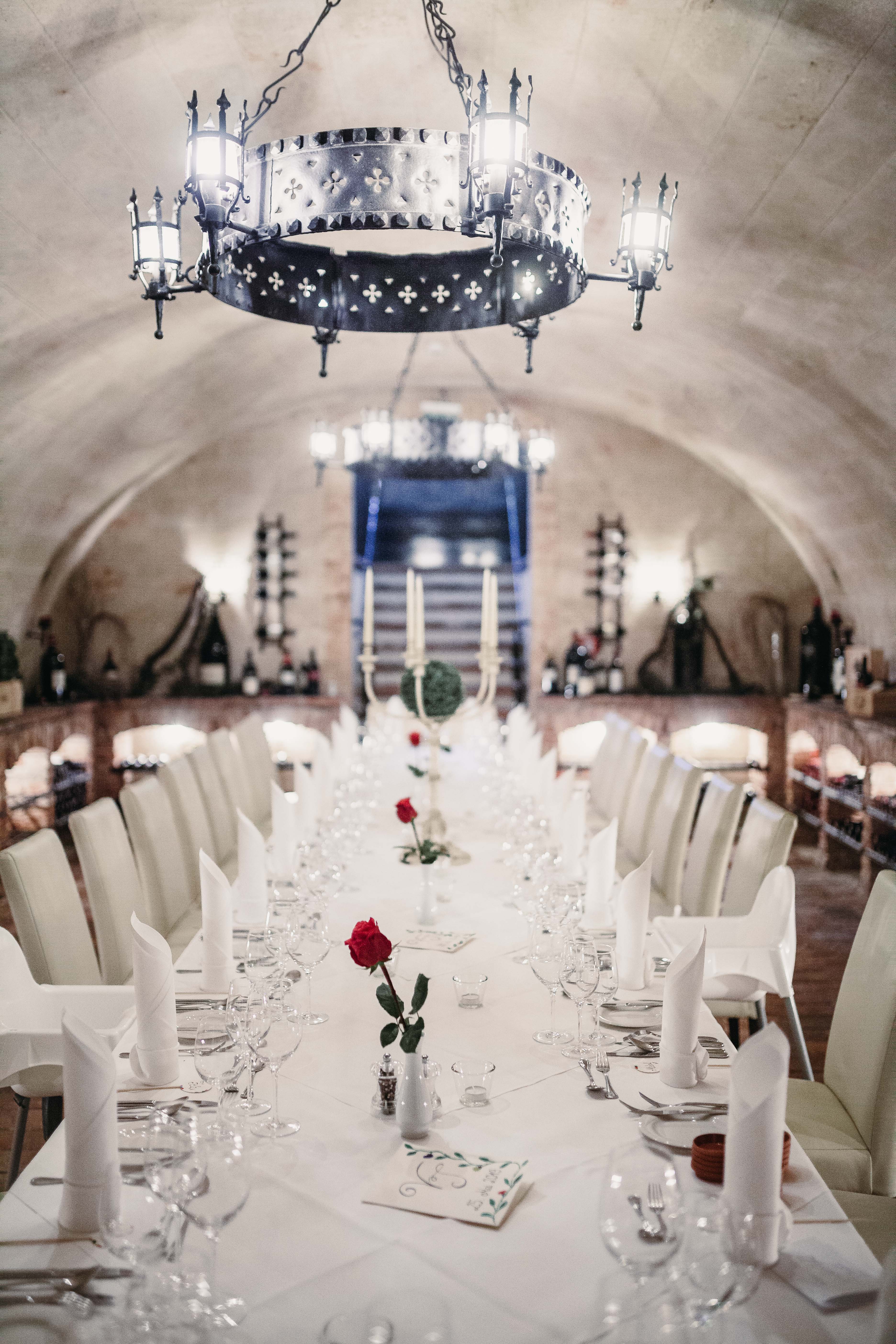 Winterhochzeit - Breitenbrunn (Breitenbrunn am Neusiedler See) - Eine Hochzeitstafel im hauseigenen Weinkeller VITAKELLA. - VILA VITA Pannonia