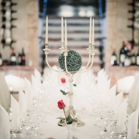 Hochzeitslocation: Eine Hochzeitstafel im hauseigenen Weinkeller VITAKELLA. - VILA VITA Pannonia