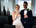 Hochzeitslocation: Hochzeitspaar bei Empfang in der WEINWERK Vinothek - WEINWERK die Vinothek auf der Ludwigsbrücke