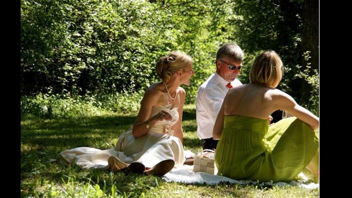 Hochzeitslocation: Hochzeitspicknick im Luitpoldpark - WEINWERK die Vinothek auf der Ludwigsbrücke