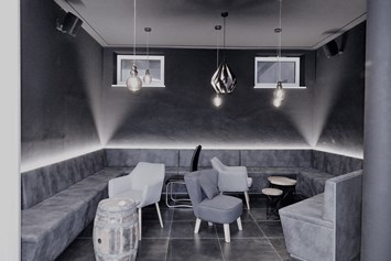 Hochzeitslocation: ein gemütlicher Loungebereich lässt Raum für Entspannung - LoRe Cocktailmanufaktur | Destillerie