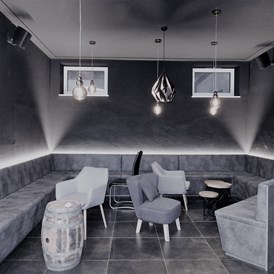 Hochzeitslocation: ein gemütlicher Loungebereich lässt Raum für Entspannung - LoRe Cocktailmanufaktur | Destillerie