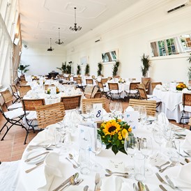 Hochzeitslocation: auch eine Bestuhlung mit Hussen ist möglich - Orangerie Europahaus Wien