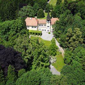 Hochzeitslocation: Das Schloß Vasoldsberg ist umgeben von einem riesigen Areal in dem Sie ungestört Ihre Hochzeit feiern können - Schloß Vasoldsberg 