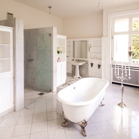 Hochzeitslocation: Das Badezimmer in der Suite - Schloß Vasoldsberg 