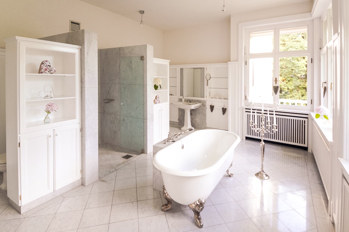 Hochzeitslocation: Das Badezimmer in der Suite - Schloß Vasoldsberg 