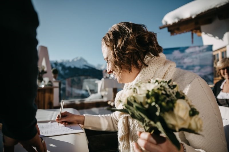 Hochzeitslocation: Die Braut in der schneiten Winterlandschaft. - Rössl Alm