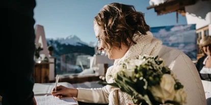 Winterhochzeit - Tirol - Die Braut in der schneiten Winterlandschaft. - Rössl Alm