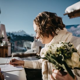 Hochzeitslocation: Die Braut in der schneiten Winterlandschaft. - Rössl Alm