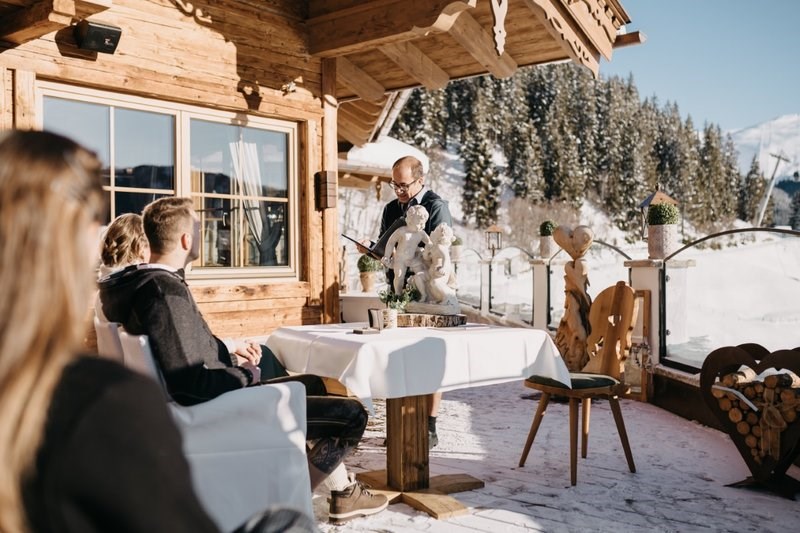 Hochzeitslocation: Eine Trauung im Freien bei eurer Winterhochzeit auf der Rössl Alm im Zillertal. - Rössl Alm