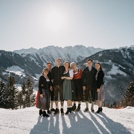 Hochzeitslocation: Winterhochzeitsfotos mit verschneiten Bergen. - Rössl Alm
