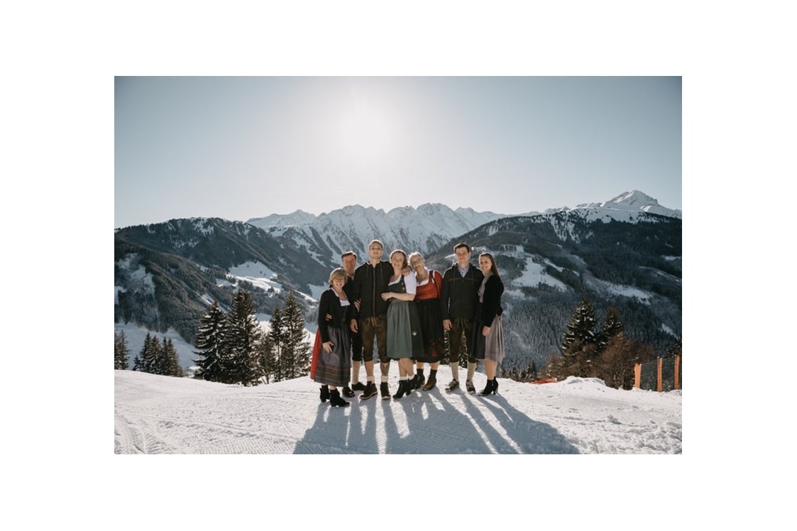 Hochzeitslocation: Winterhochzeitsfotos mit verschneiten Bergen. - Rössl Alm