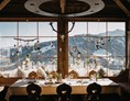 Hochzeitslocation: Der herrliche Ausblick auf die verschneite Landschaft bei eurer Winterhochzeit in der Rössl Alm. - Rössl Alm